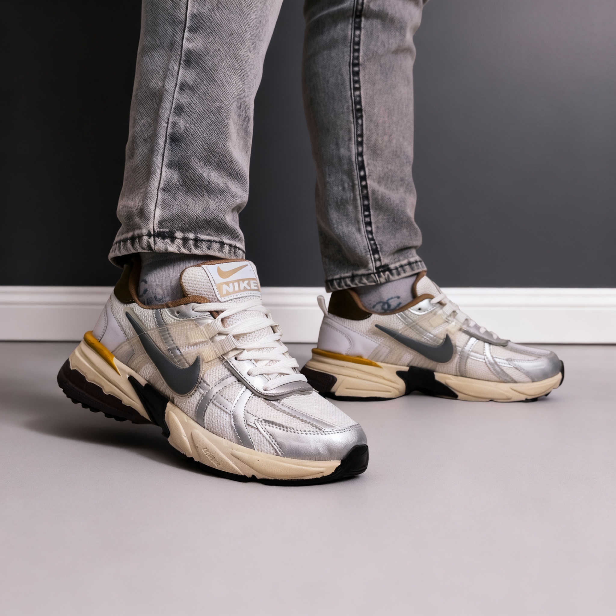 کفش مردانه اسپرت نایک V2K سفید نقره ای کرم