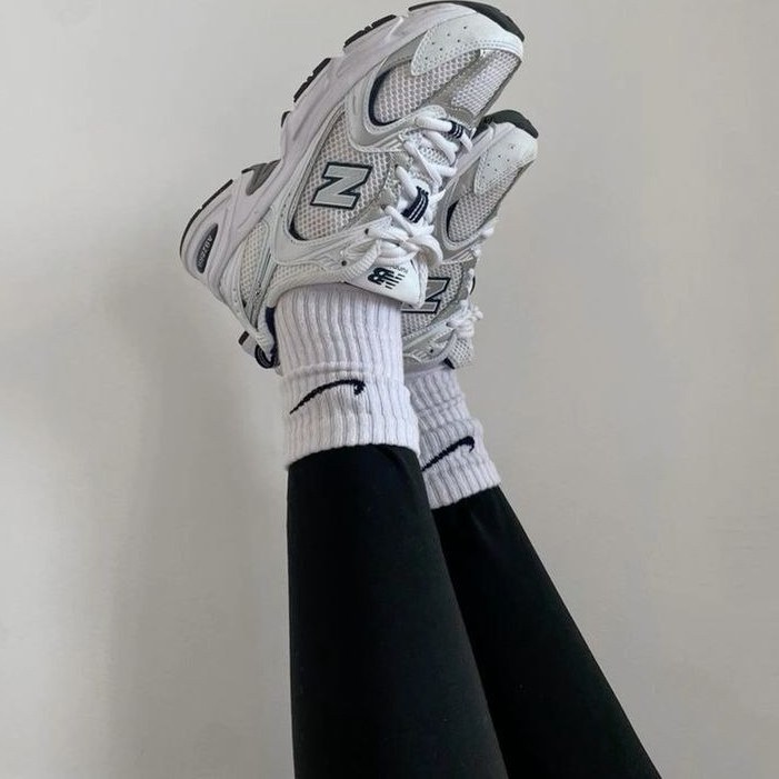 کفش کتونی اسپورت نیوبالانس۵۳۰ رنگ سفید نقره ای دخترانه و پسرانه